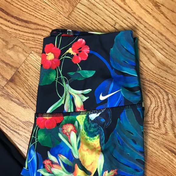Nike Black/Blue Paradise Pattern Legging - Picture 2 of 9